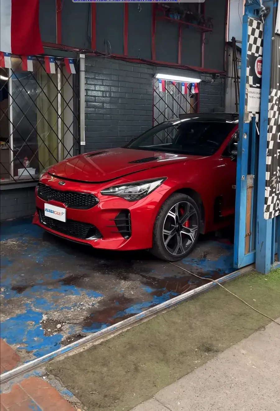 Kia Stinger rojo dentro del taller Isadacar